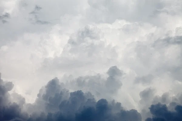 Céu dramático com nuvens tempestuosas — Fotografia de Stock