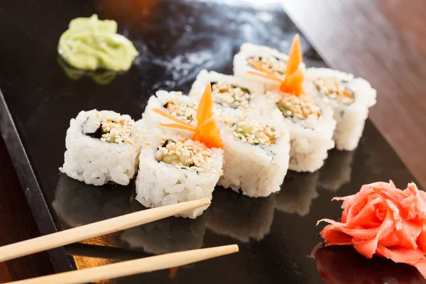 Sushi met stokjes — Stockfoto