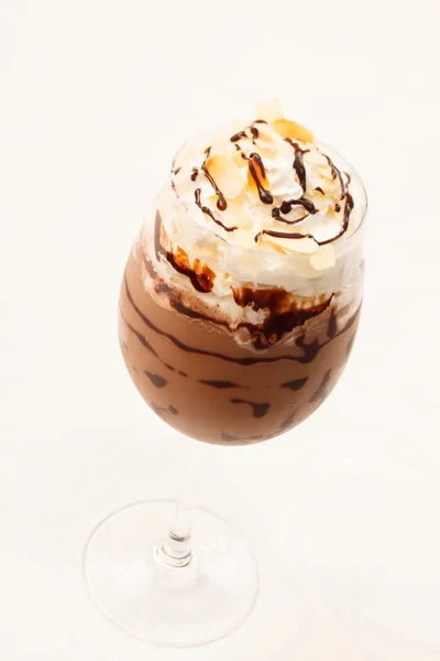 Caffè freddo fresco con cioccolato da vicino — Foto Stock
