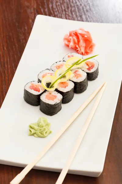 Sushi mit Stäbchen — Stockfoto