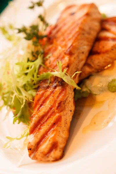 Filete de salmón a la parrilla con ensalada —  Fotos de Stock