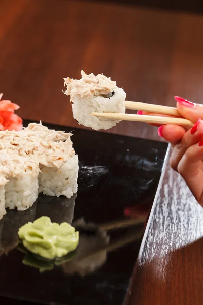 Sushi com pauzinhos — Fotografia de Stock