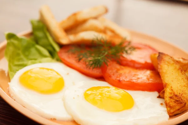 Huevos fritos con verduras —  Fotos de Stock