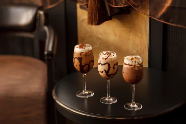 Koud vers ijs koffie met chocolade close up — Stockfoto