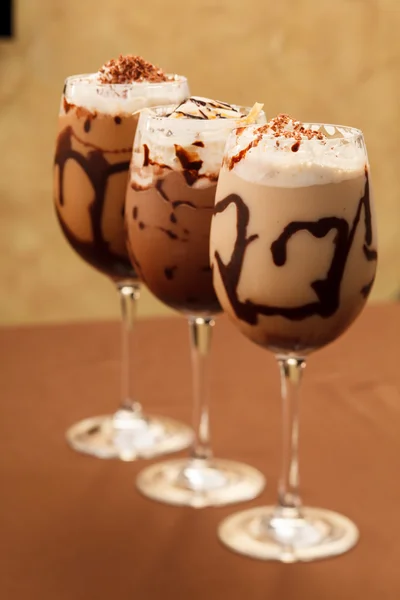 Kall färsk is kaffe med choklad nära — Stockfoto