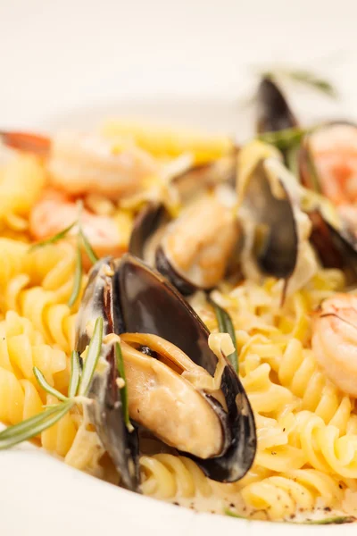 Mňam italské těstoviny s mořskými plody — Stock fotografie