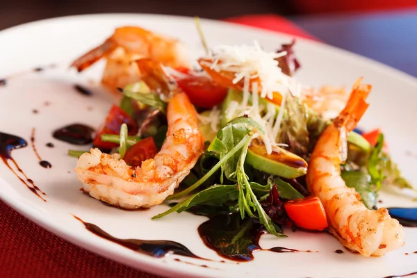 Salad with shrimps — Stock Photo, Image