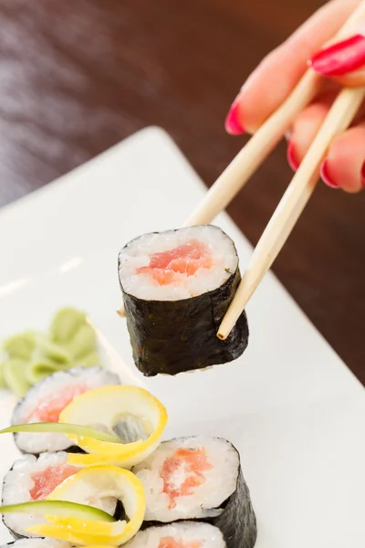 Sushi dengan sumpit — Stok Foto