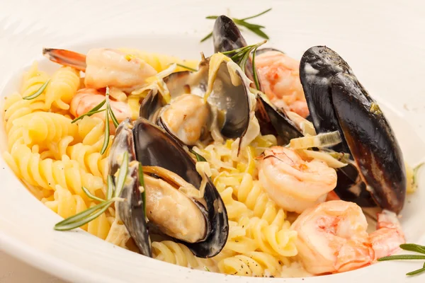 Pâtes italiennes délicieuses aux fruits de mer — Photo