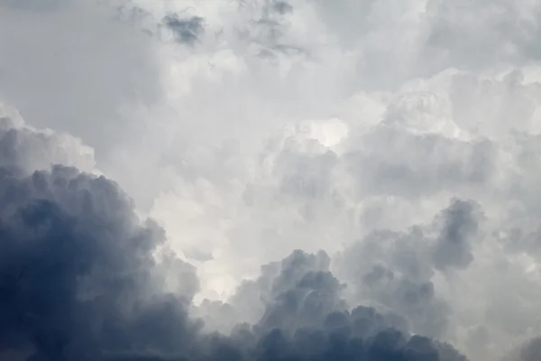 Ciel dramatique avec des nuages orageux — Photo