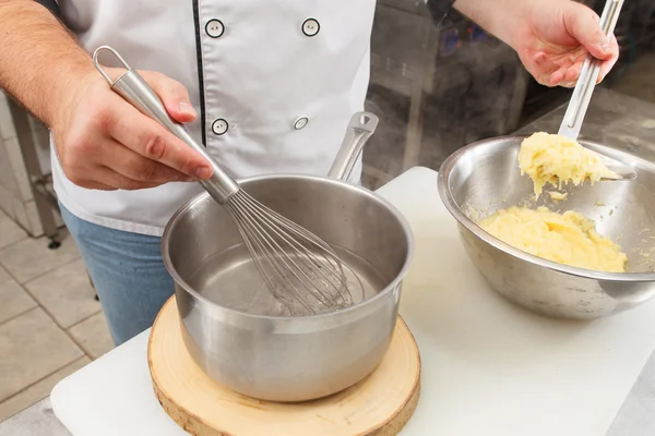 Chef-kok op het werk — Stockfoto