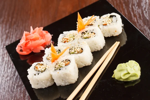 Sushi mit Stäbchen — Stockfoto
