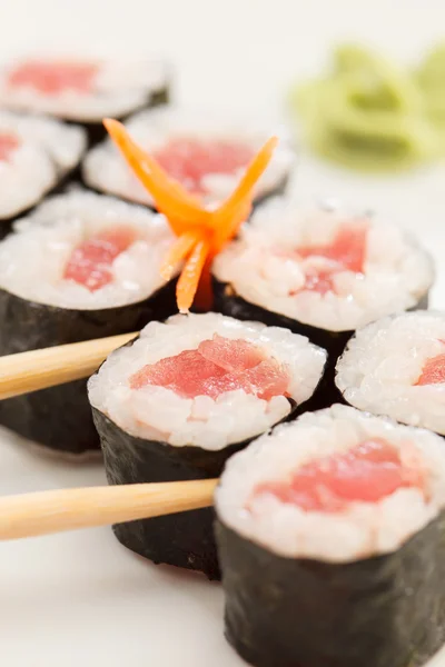 Sushi con palillos — Foto de Stock