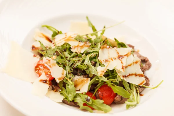 Sığır eti ve Roka Salatası — Stok fotoğraf