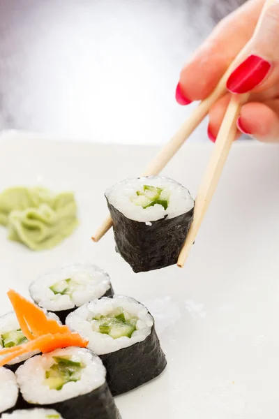 Sushi com pauzinhos — Fotografia de Stock