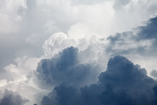 Cielo drammatico con nuvole tempestose — Foto Stock