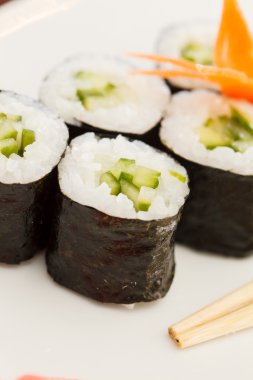 suşi yemek çubukları ile