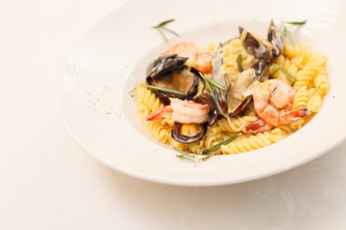 nefis İtalyan makarna ile deniz ürünleri
