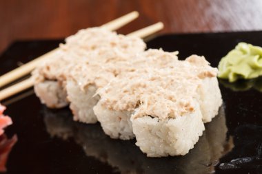 suşi yemek çubukları ile