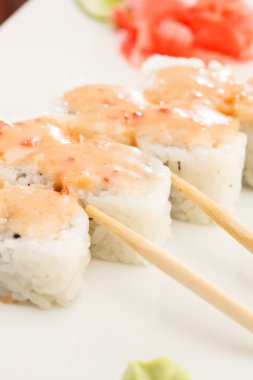 suşi yemek çubukları ile