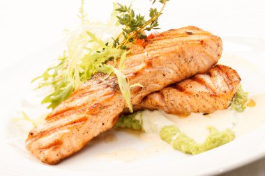 Salatalı ızgara somon bifteği.