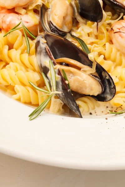 Macarrão italiano gostoso com frutos do mar — Fotografia de Stock