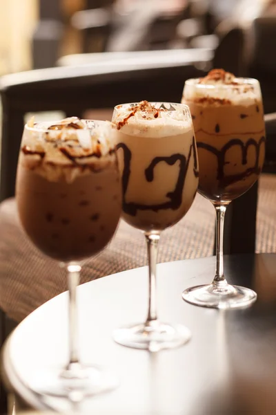 Kalter frischer Eiskaffee mit Schokolade aus nächster Nähe — Stockfoto