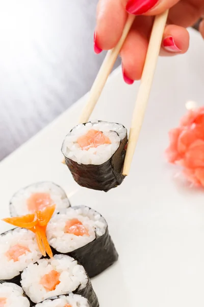 Σούσι με chopsticks — Φωτογραφία Αρχείου