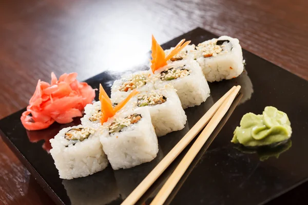 Sushi met stokjes — Stockfoto