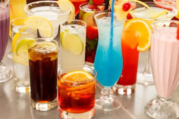 Cocktails colorés en gros plan — Photo