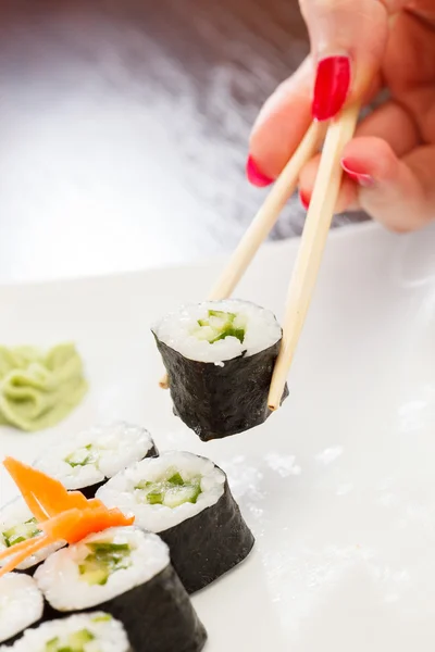 Sushi com pauzinhos — Fotografia de Stock