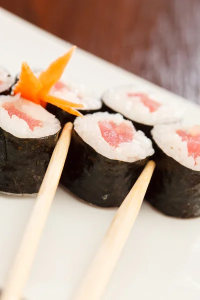 Sushi con palillos — Foto de Stock