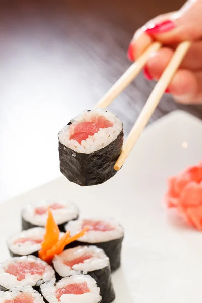 Sushi com pauzinhos — Fotografia de Stock