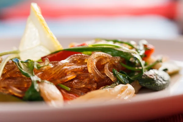 Салат с кальмарами — стоковое фото