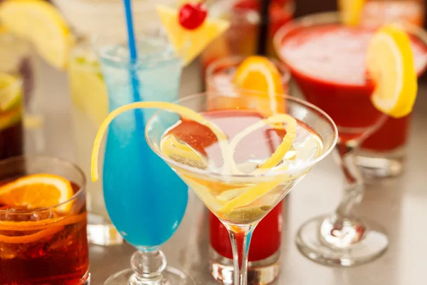 Kleurrijke cocktails close-up — Stockfoto