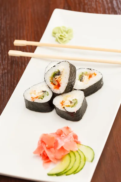 Sushi mit Stäbchen — Stockfoto