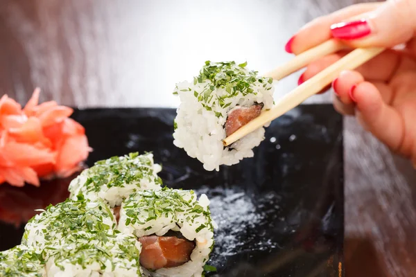 Σούσι με chopsticks — Φωτογραφία Αρχείου