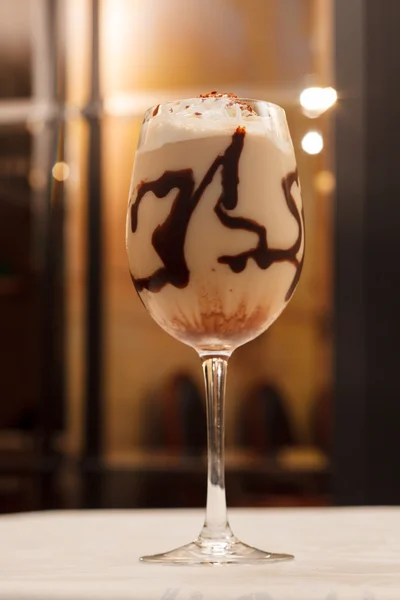 Café helado frío con chocolate de cerca — Foto de Stock