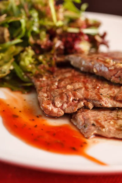 Filete con ensalada —  Fotos de Stock