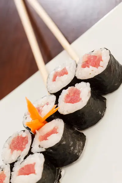 Sushi met stokjes — Stockfoto