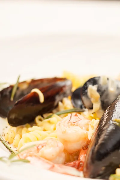 Macarrão italiano gostoso com frutos do mar — Fotografia de Stock