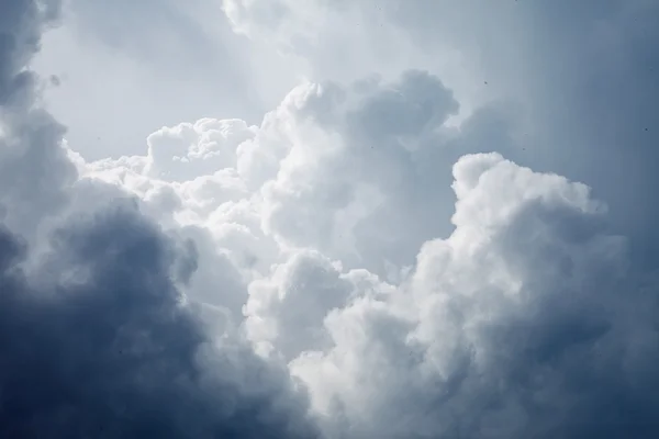 Ciel dramatique avec des nuages orageux — Photo