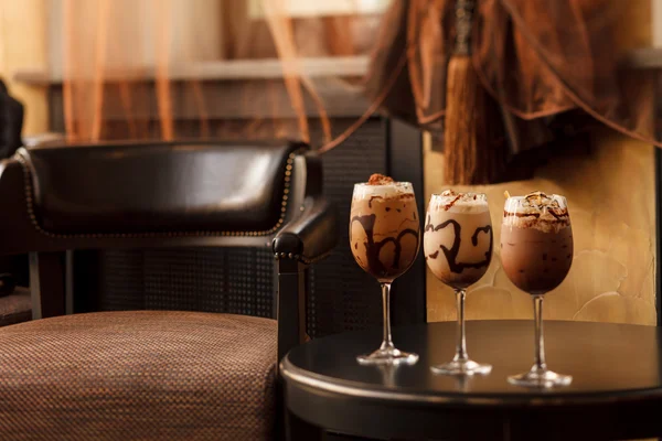 Café helado frío con chocolate de cerca — Foto de Stock