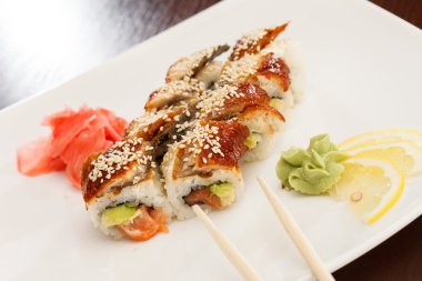 suşi yemek çubukları ile