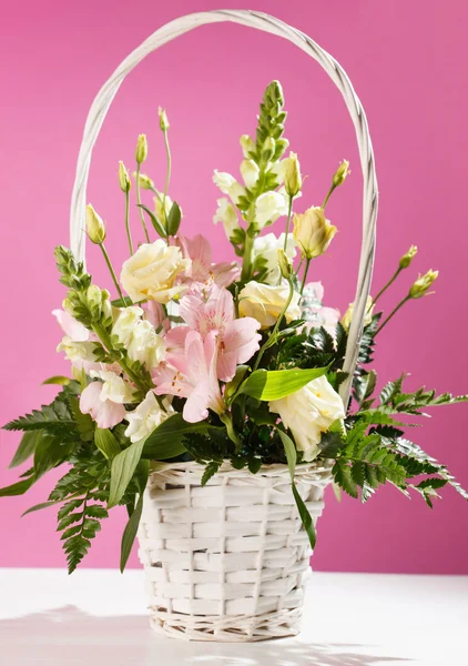 Flores en la cesta —  Fotos de Stock