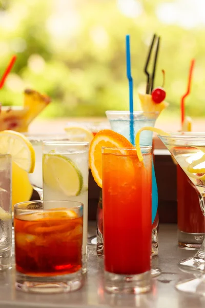 Färgglada drinkar på nära håll — Stockfoto