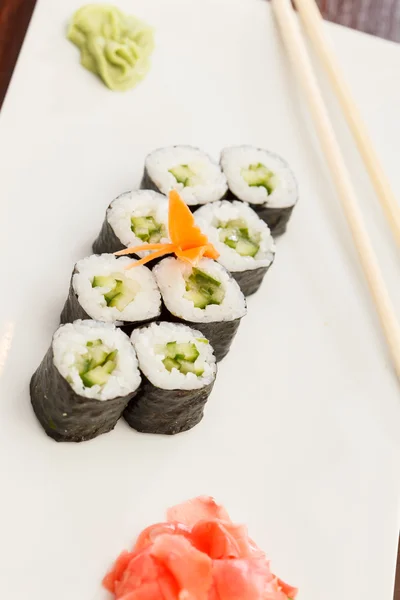 Sushi mit Stäbchen — Stockfoto