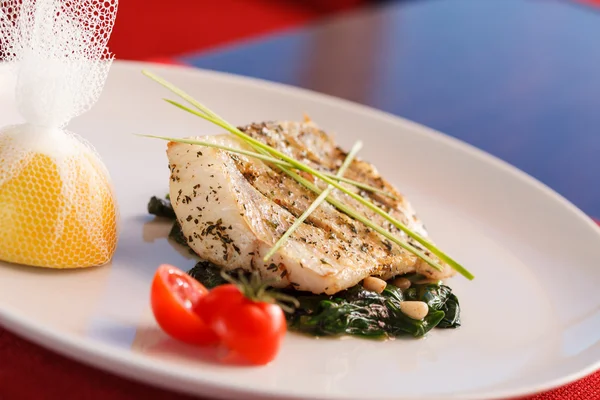 White fish with spinach — Stock Photo, Image