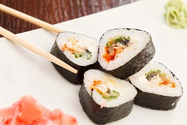 Sushi mit Stäbchen — Stockfoto