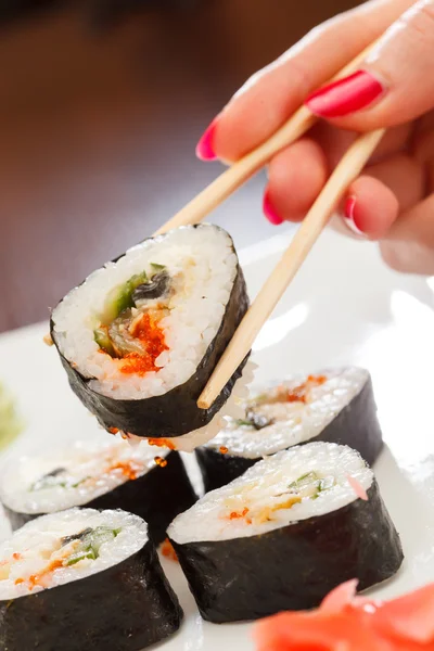 Sushi com pauzinhos — Fotografia de Stock